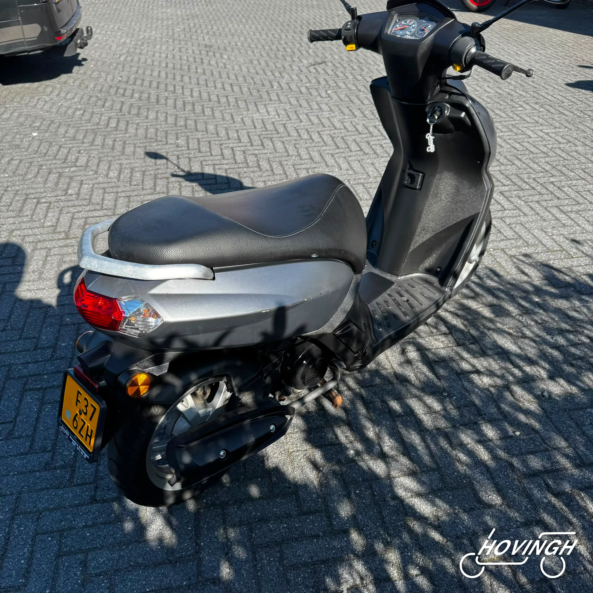 Peugeot Kisbee 2014 grijs schuine achterkant rechts