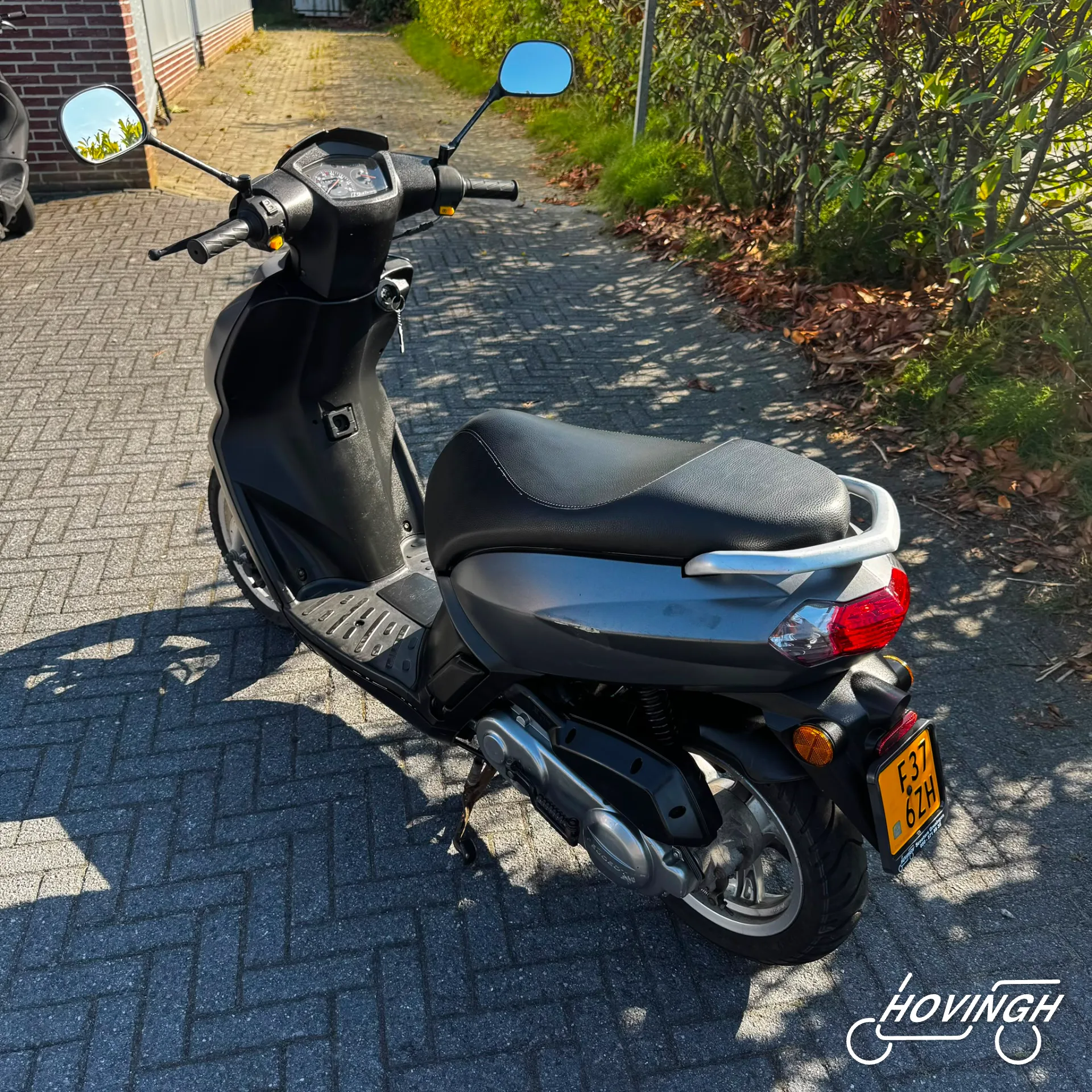 Peugeot Kisbee 2014 grijs schuine achterkant links