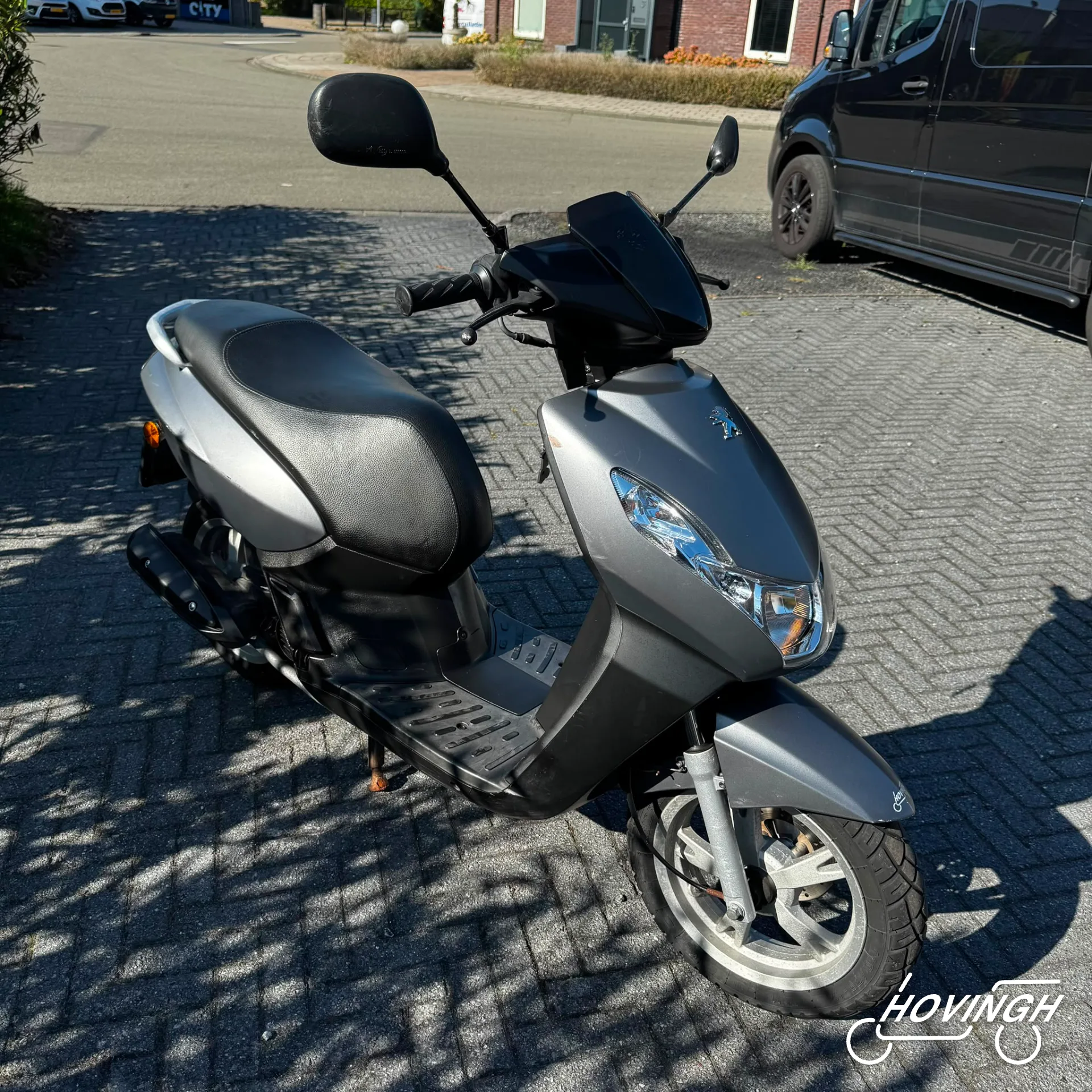 Peugeot Kisbee 2014 grijs schuine voorkant rechts geel kenteken