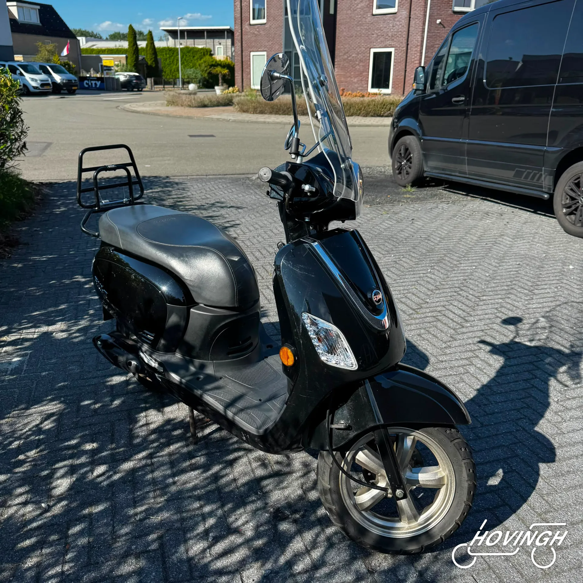 Sym Fiddle 3 2017 zwart schuine voorkant rechts geel kenteken