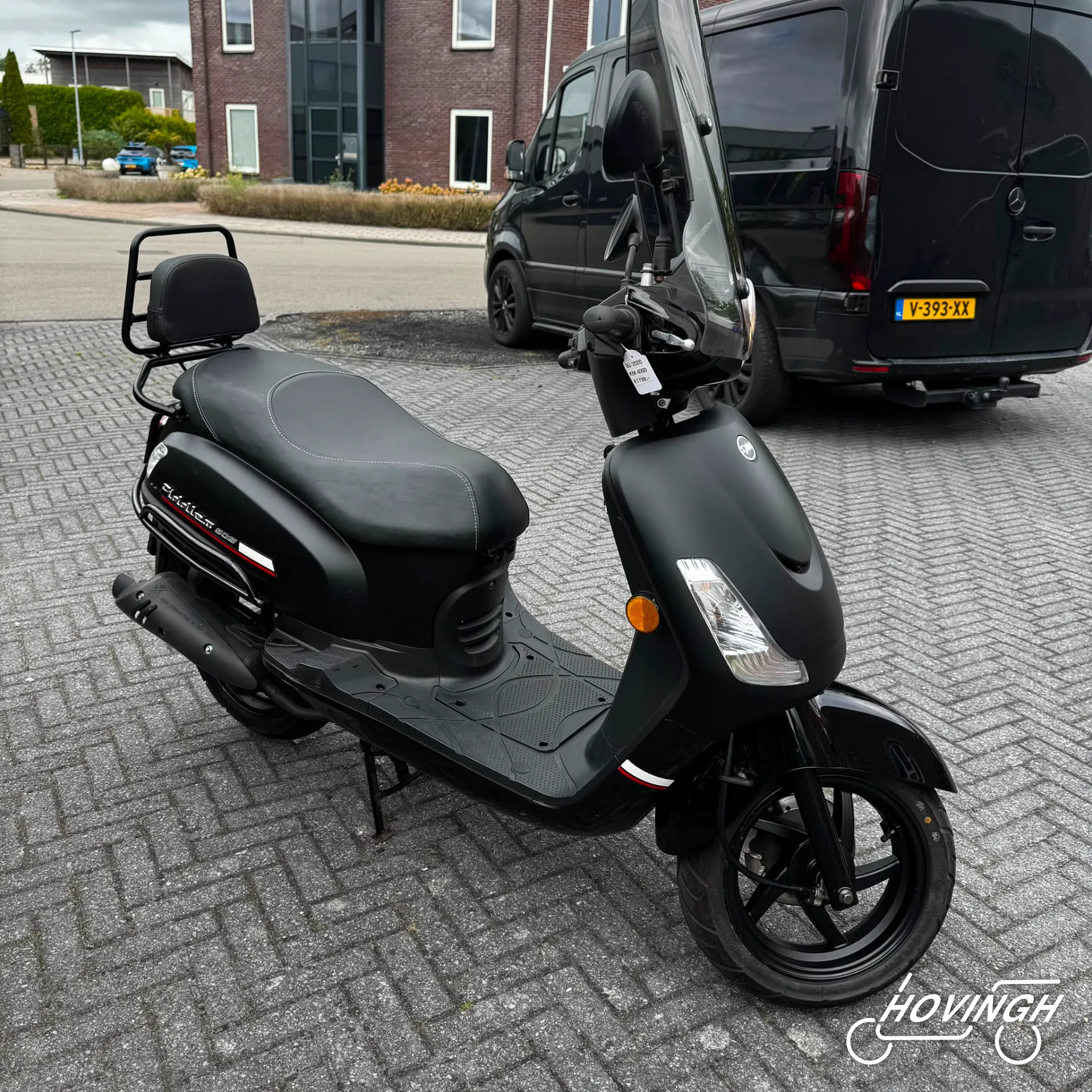 Sym Fiddle2 2020 mat zwart schuine voorkant rechts geel kenteken