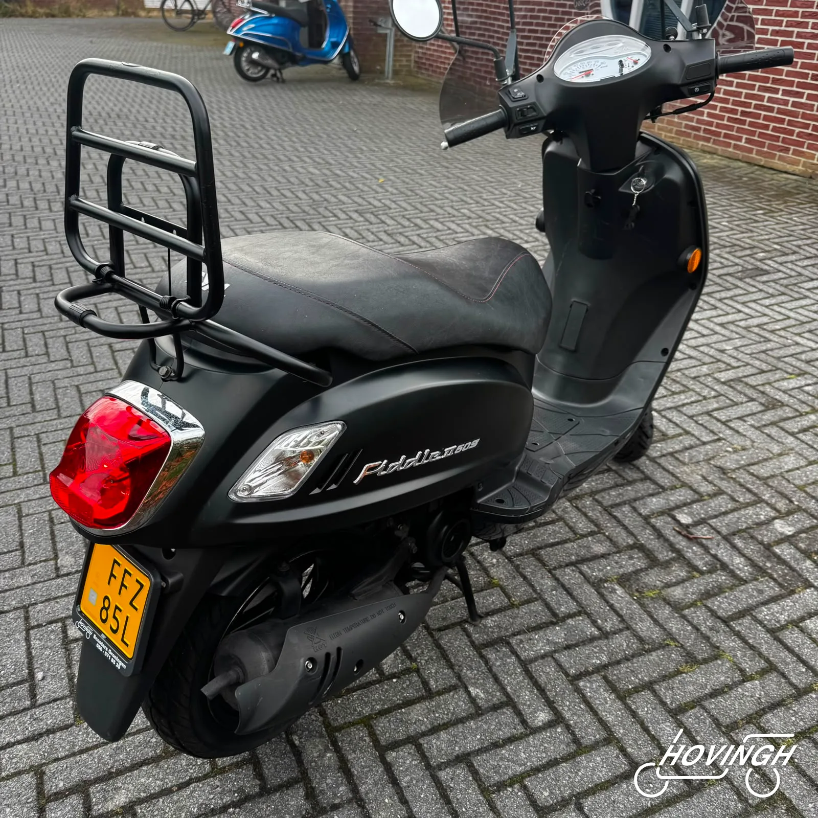 Sym Fiddle2 2022 mat zwart schuine achterkant rechts