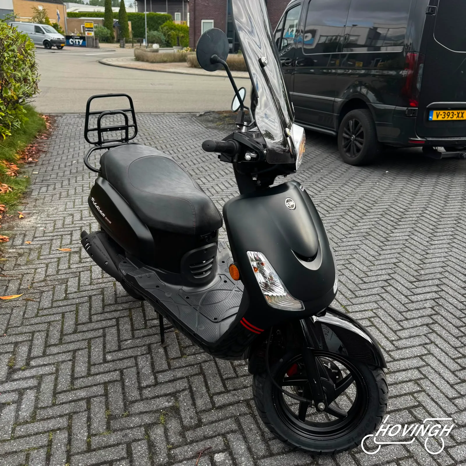 Sym Fiddle2 2022 mat zwart schuine voorkant rechts geel kenteken