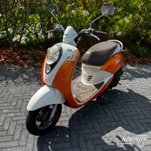 Sym Mio 2009 wit en oranje — voorkant geel kenteken te koop bij Hovingh Scooters Groningen