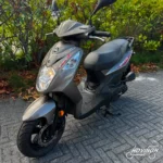 Sym Orbit 2 2020 grijs — voorkant geel kenteken te koop bij Hovingh Scooters Groningen