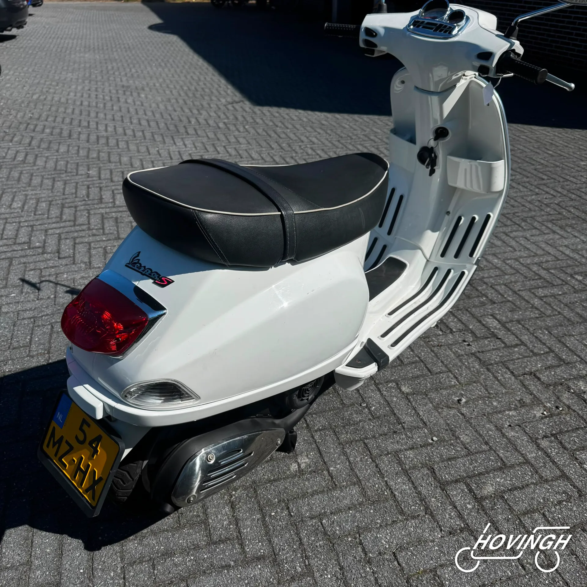 Vespa S 125cc A1 2009 wit schuine achterkant rechts