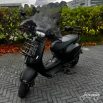 Vespa Sprint Notte 2020 mat zwart — voorkant geel kenteken te koop bij Hovingh Scooters Groningen