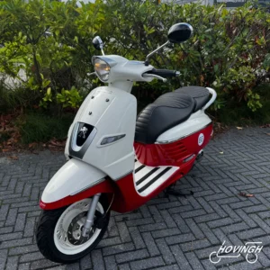 Peugeot Django 2016 wit met rood — voorkant blauw kenteken te koop bij Hovingh Scooters Groningen