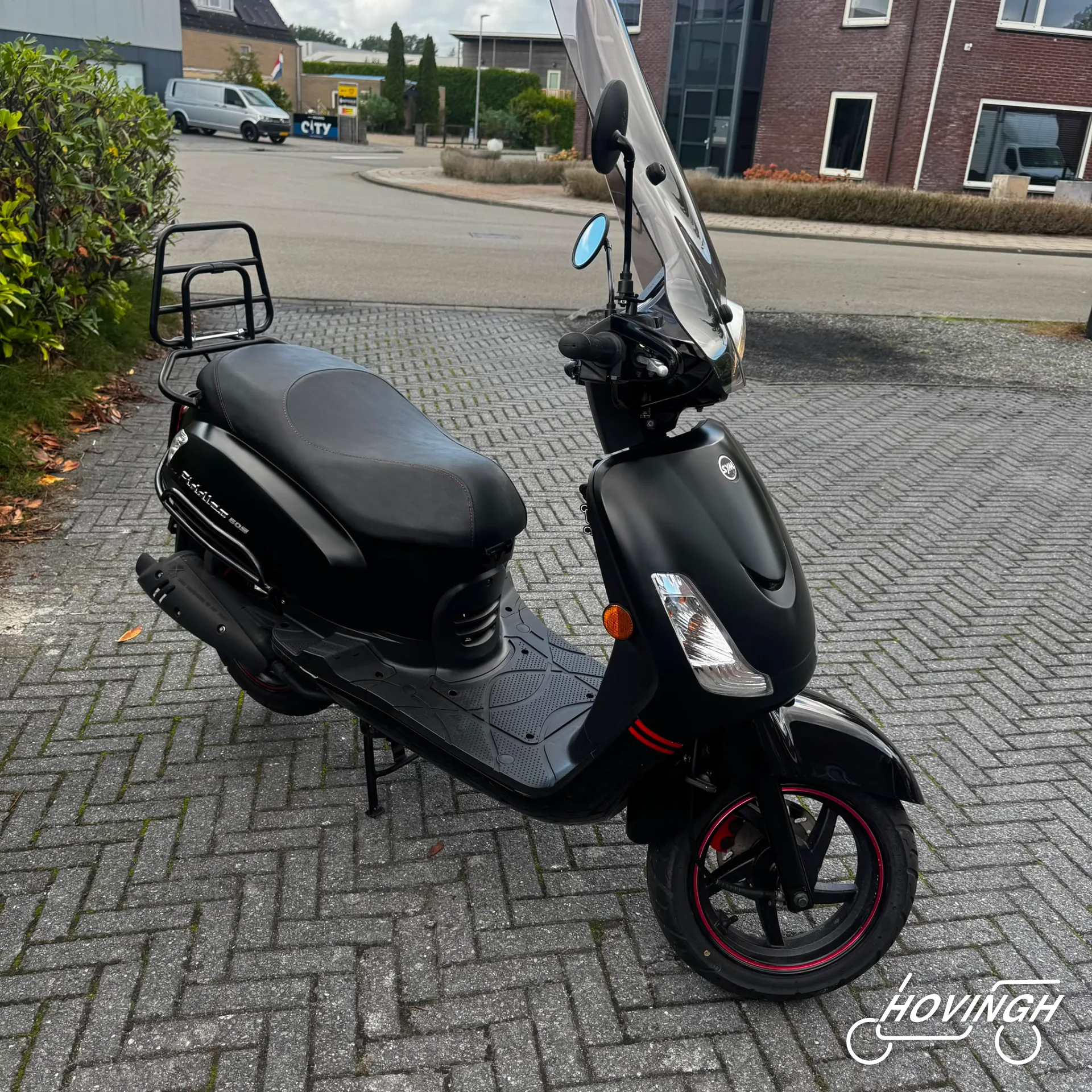 Sym Fiddle2 2021 mat zwart schuine voorkant rechts geel kenteken