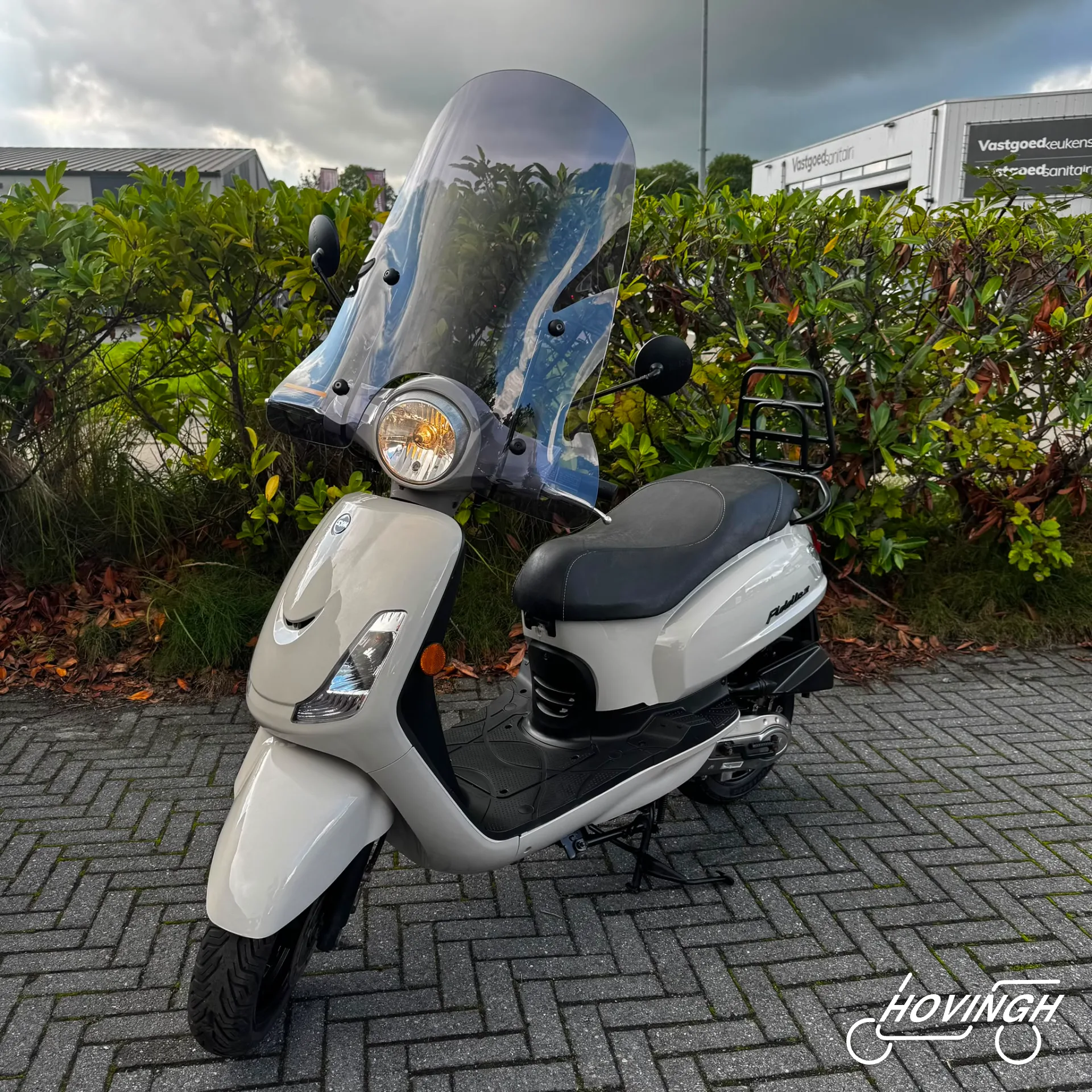 Sym Fiddle2 2021 pearl white — voorkant geel kenteken te koop bij Hovingh Scooters Groningen