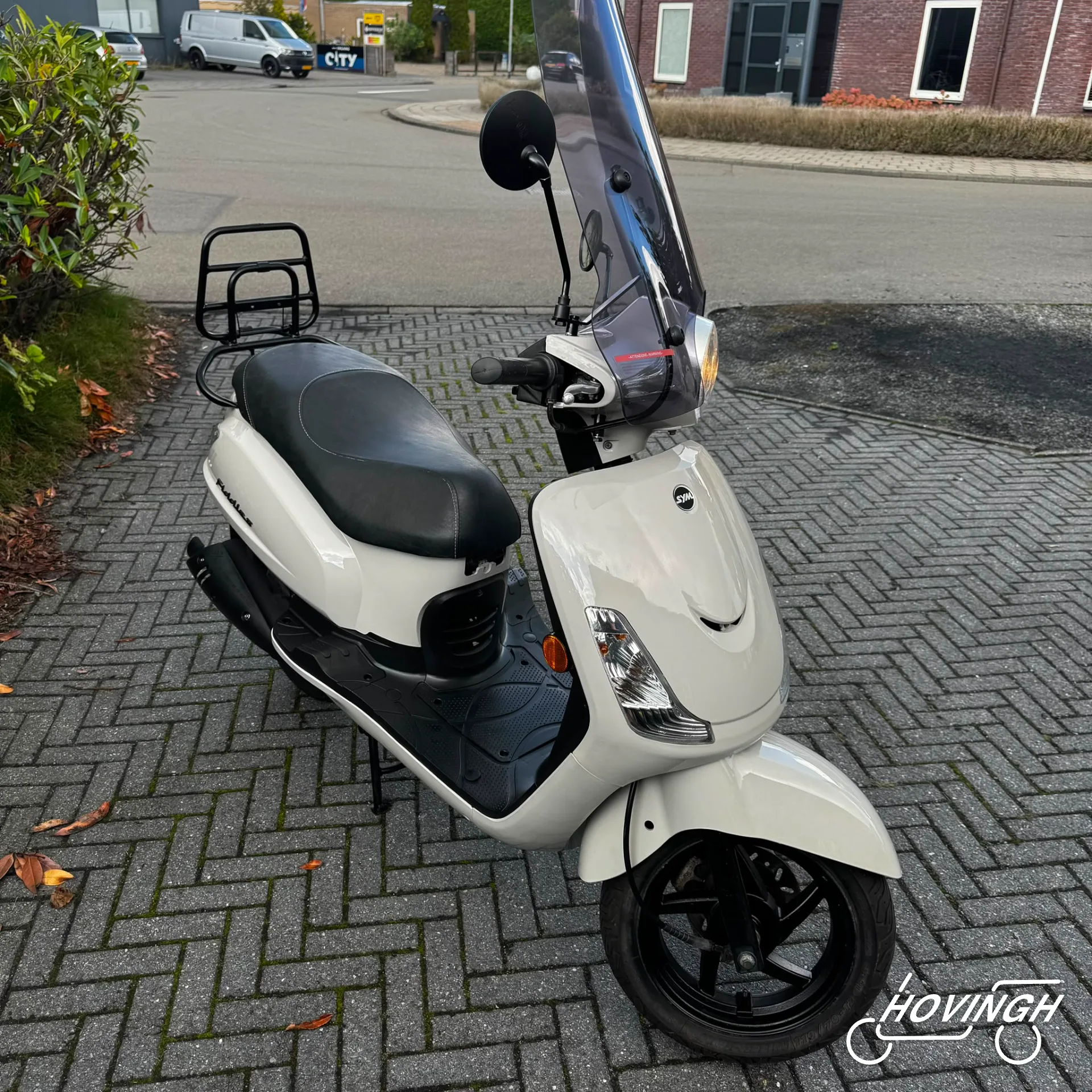 Sym Fiddle2 2021 pearl white schuine voorkant rechts geel kenteken
