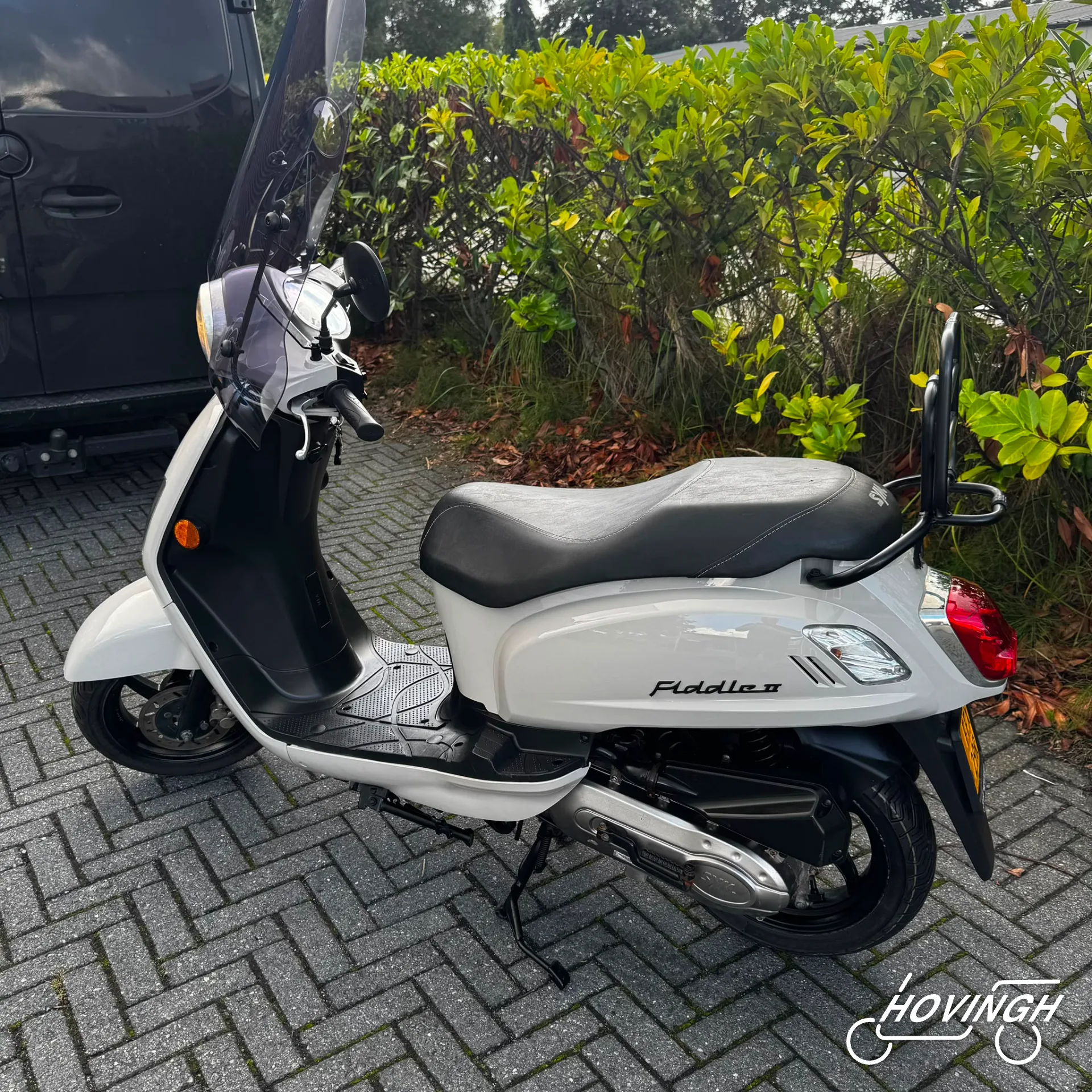 Sym Fiddle2 2021 pearl white schuine voorkant links geel kenteken