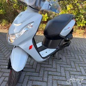 Peugeot Kisbee Nardo 2020 grey — voorkant geel kenteken te koop bij Hovingh Scooters Groningen