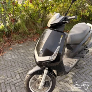 Peugeot new vivacity 2014 zwart voorkant aanzicht blauw kenteken