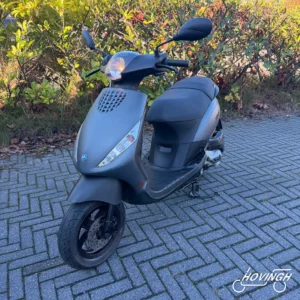 Piaggio Zip 4T 2017 mat grijs — voorkant geel kenteken te koop bij Hovingh Scooters Groningen