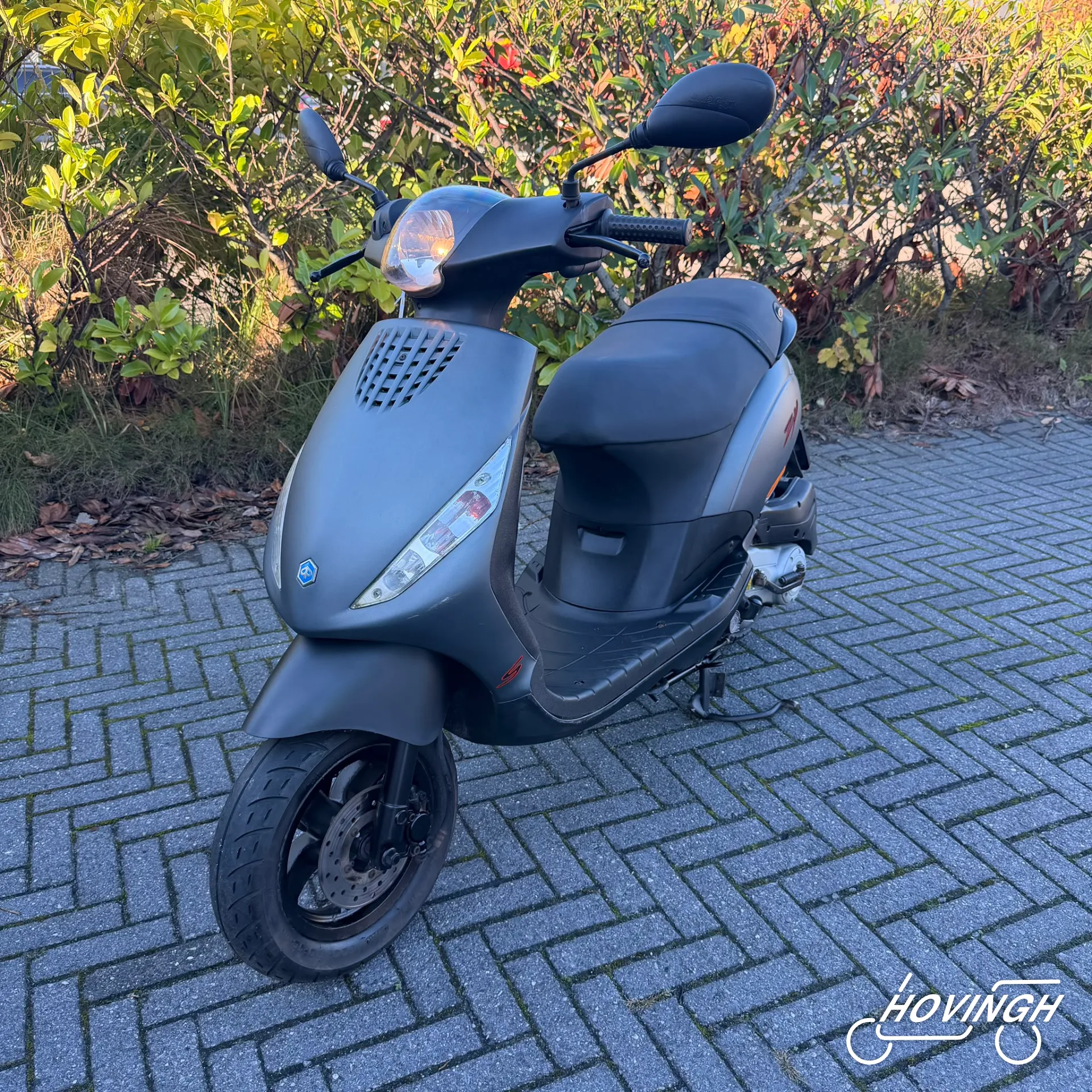 Piaggio Zip 4T 2017 mat grijs — voorkant geel kenteken te koop bij Hovingh Scooters Groningen
