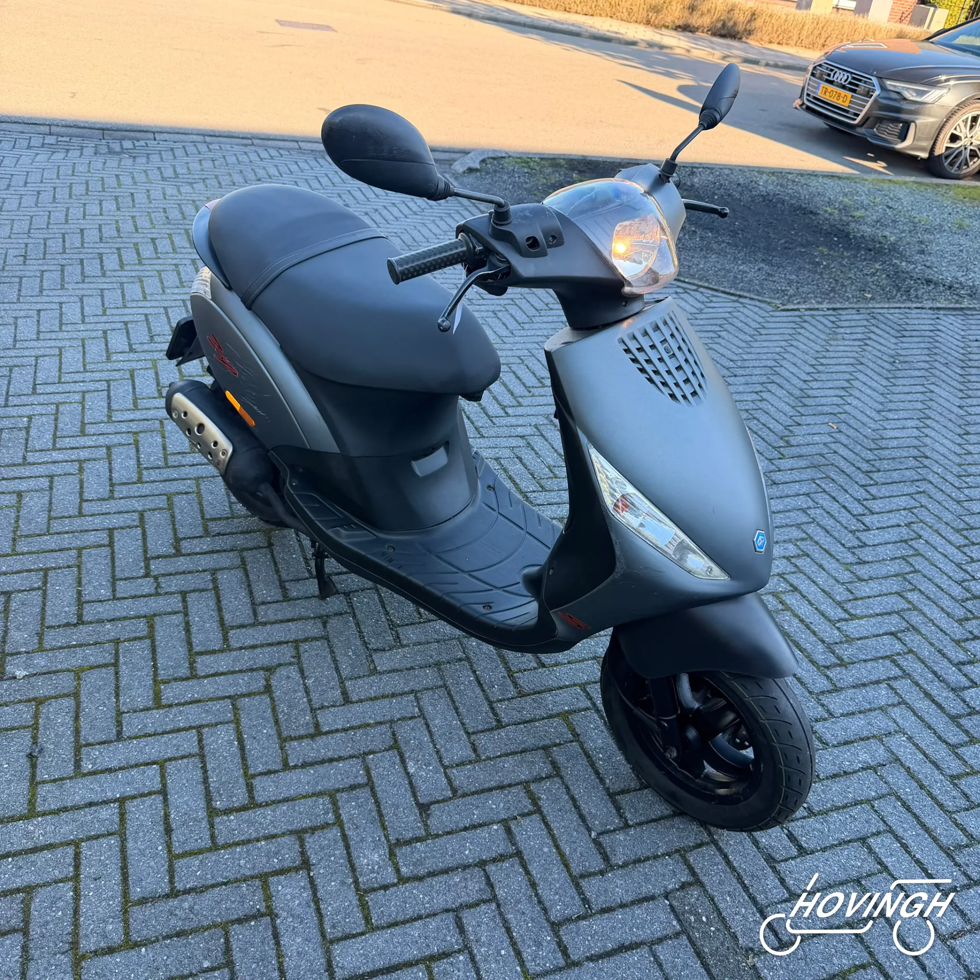 Piaggio Zip 4T 2017 mat grijs schuine voorkant rechts geel kenteken