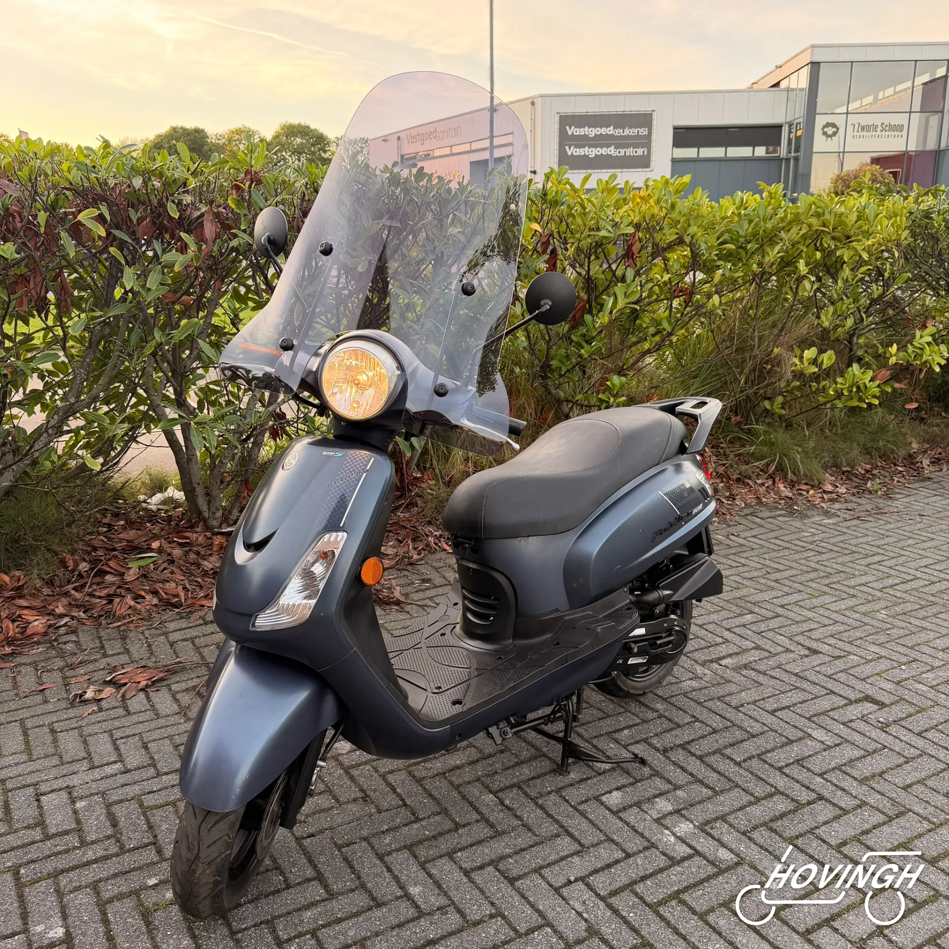 Sym Fiddle 2 2022 mat blauw — voorkant geel kenteken te koop bij Hovingh Scooters Groningen