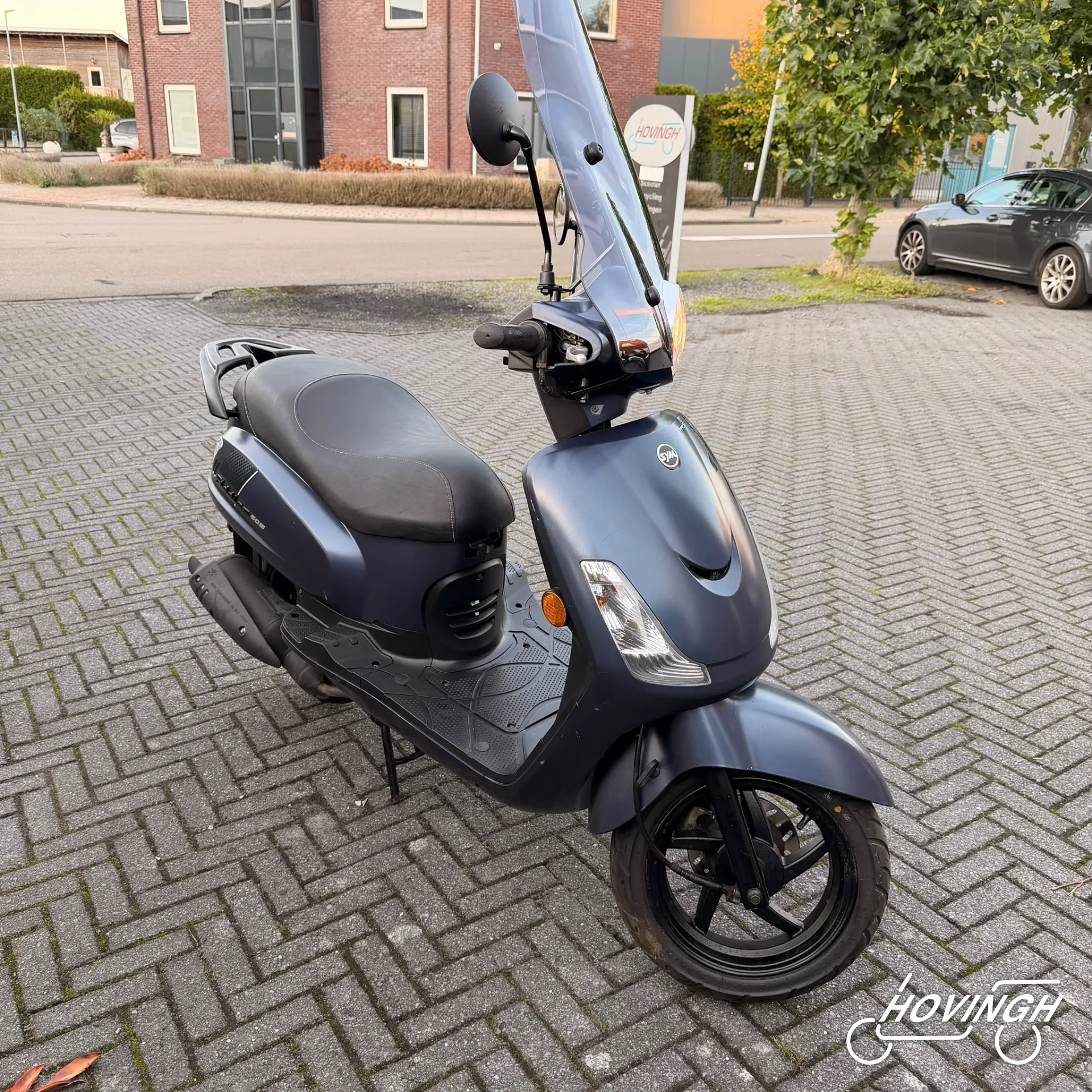 Sym Fiddle 2 2022 mat blauw schuine voorkant rechts geel kenteken