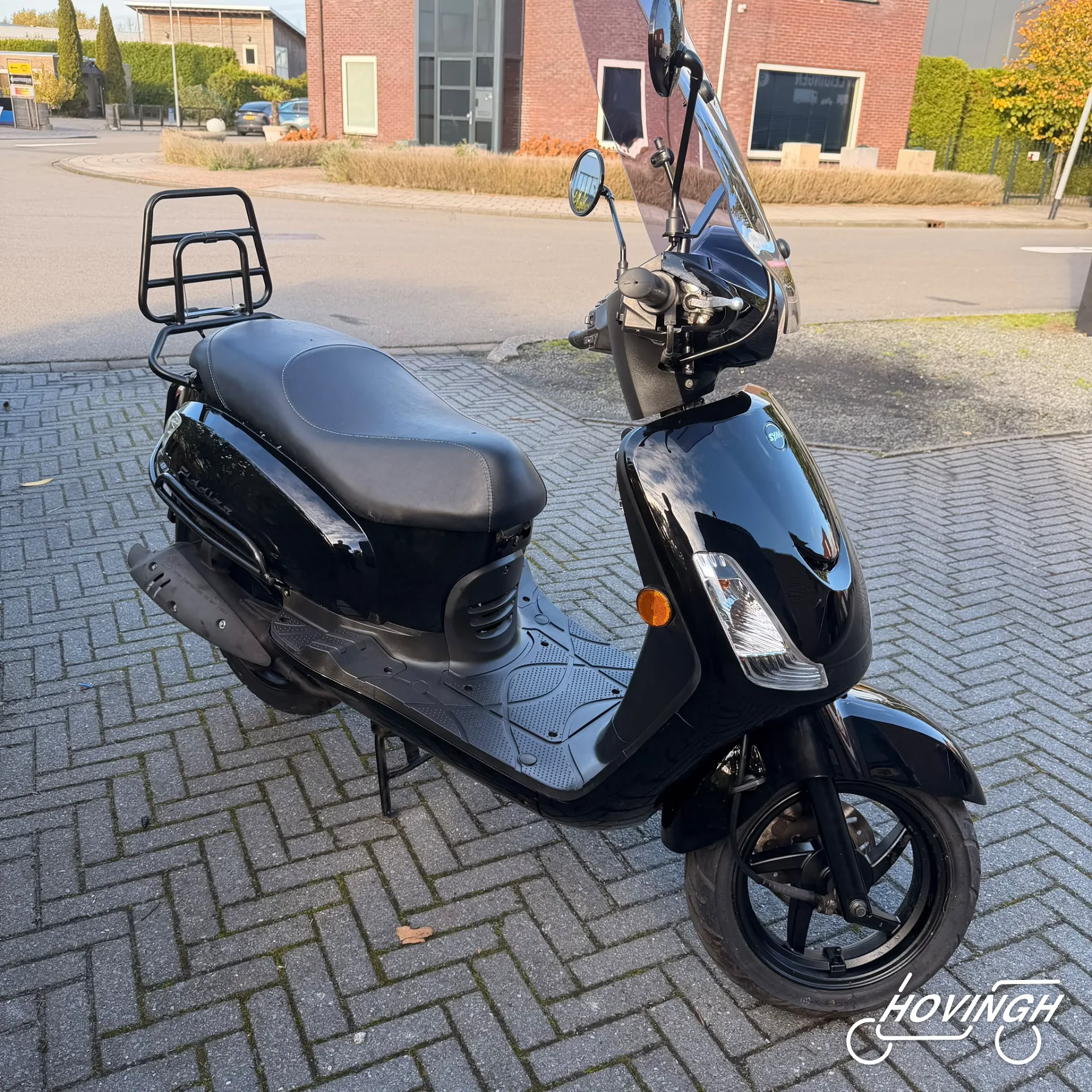 Sym Fiddle2 2020 Zwart schuine voorkant rechts geel kenteken