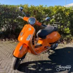 Vespa GTS 300 2014 zwart — voorkant geel kenteken te koop bij Hovingh Scooters Groningen