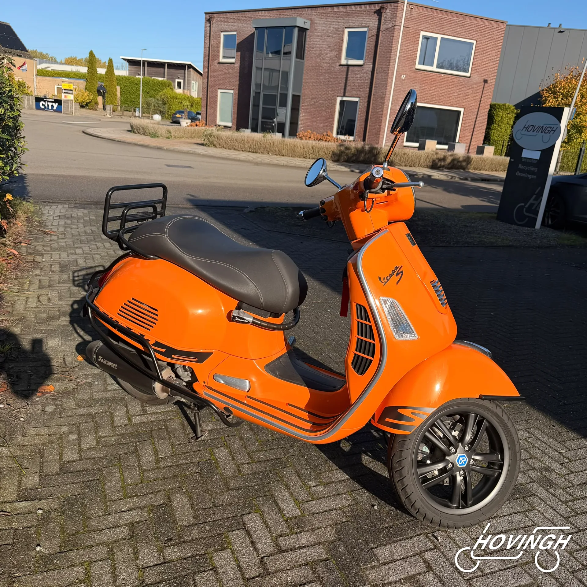 Vespa GTS 300 2014 zwart schuine voorkant rechts geel kenteken