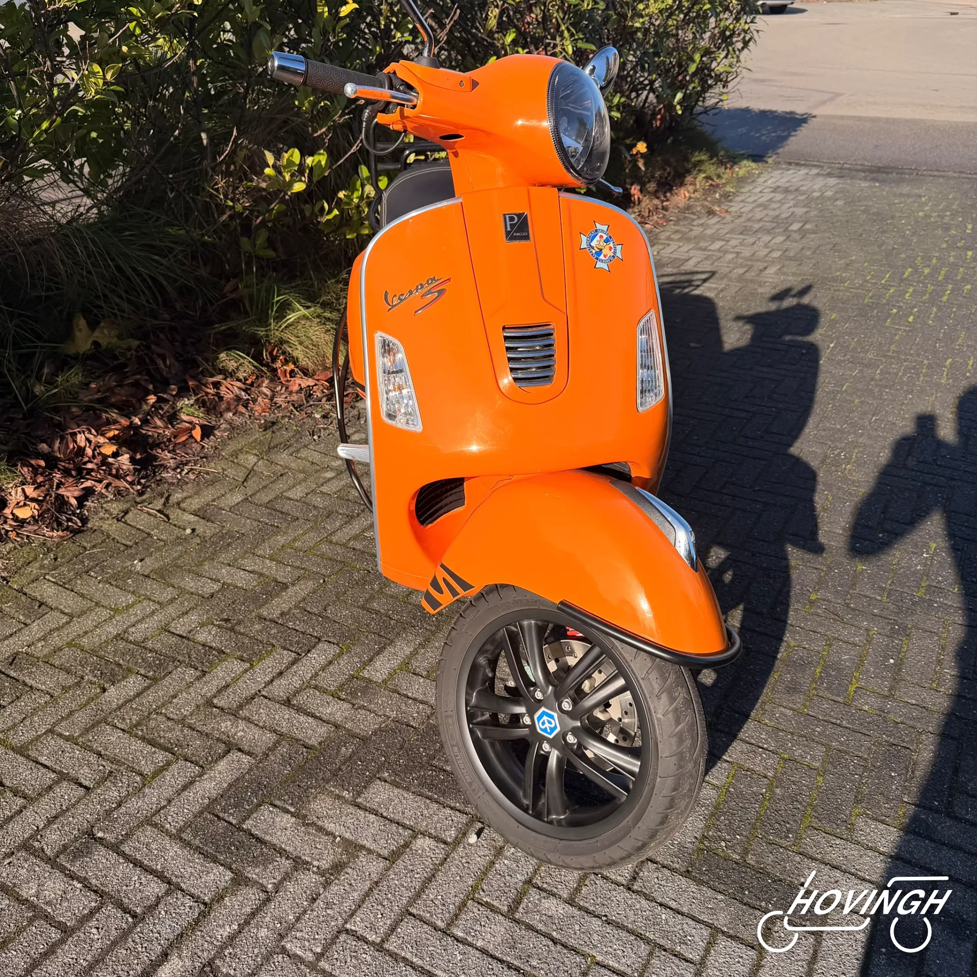 Vespa GTS 300 2014 zwart voorkant aanzicht geel kenteken
