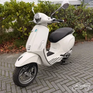 Vespa Primavera 2026 2026 wit/creme — voorkant geel kenteken te koop bij Hovingh Scooters Groningen