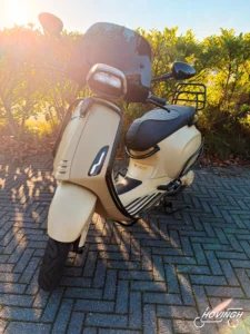 Vespa Sprint Custom paint 2021 zwart — voorkant geel kenteken te koop bij Hovingh Scooters Groningen