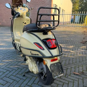 Vespa Sprint Custom paint 2021 zwart achterkant aanzicht