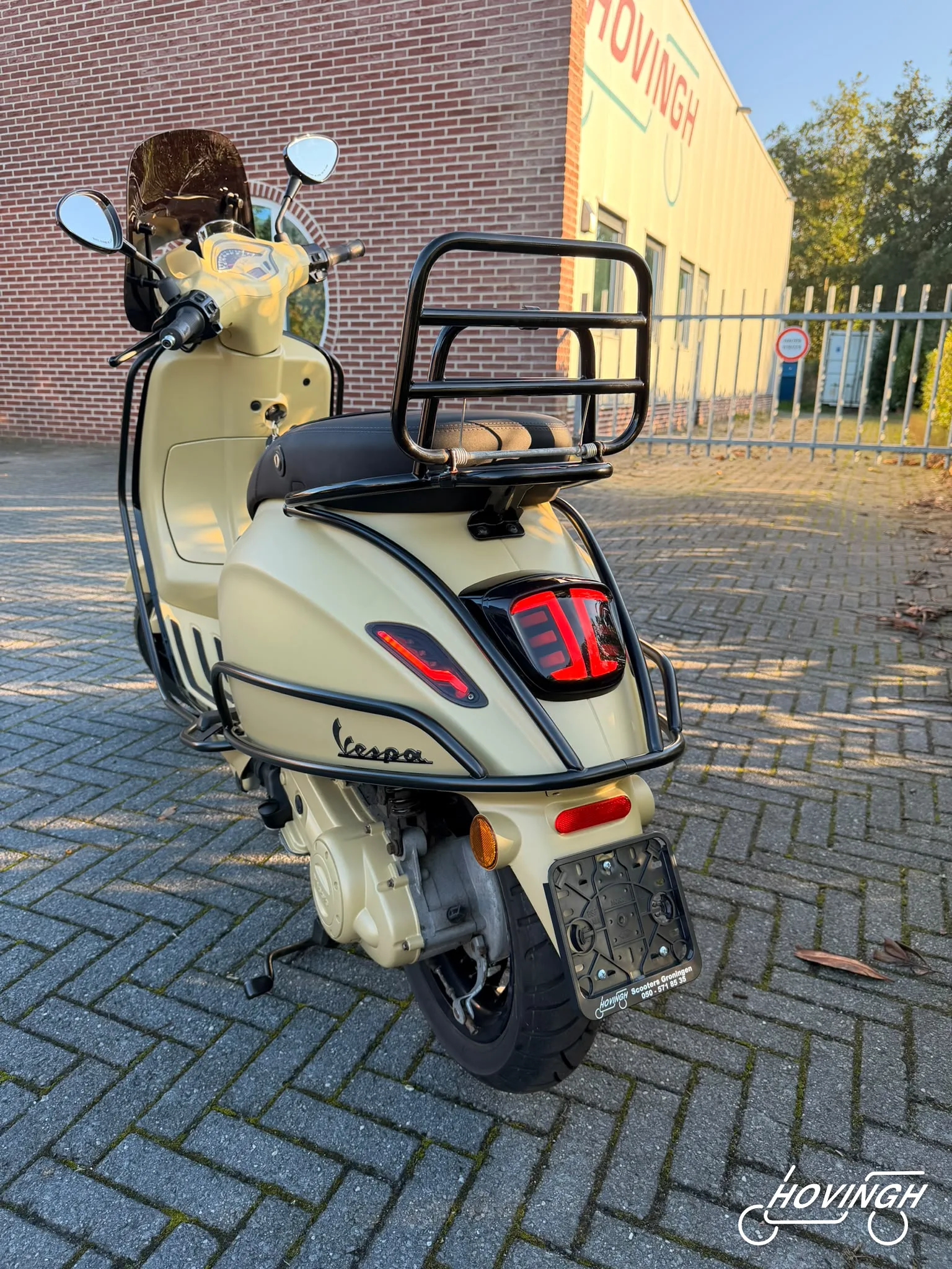 Vespa Sprint Custom paint 2021 zwart achterkant aanzicht