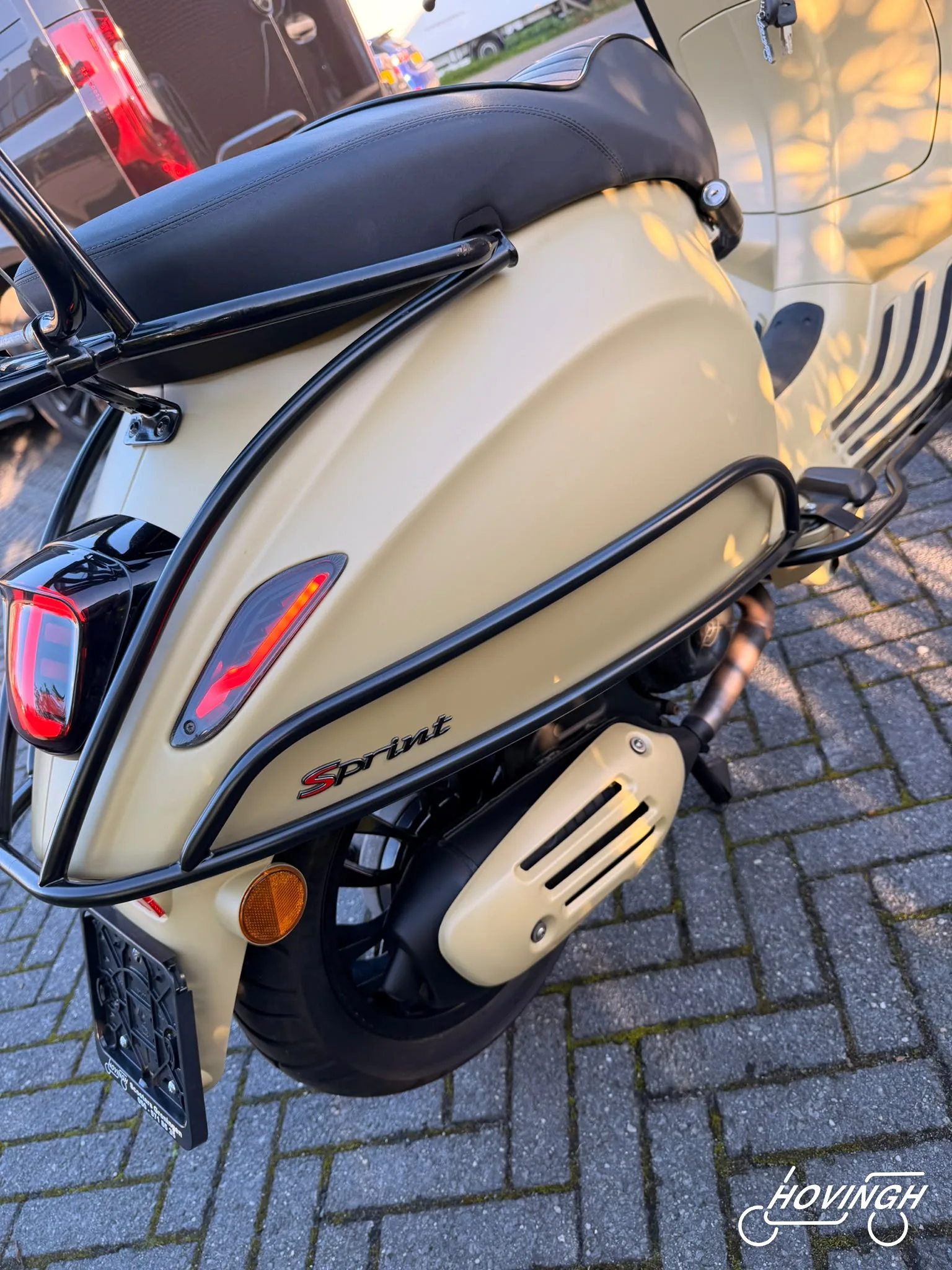 Vespa Sprint Custom paint 2021 zwart schuine achterkant rechts