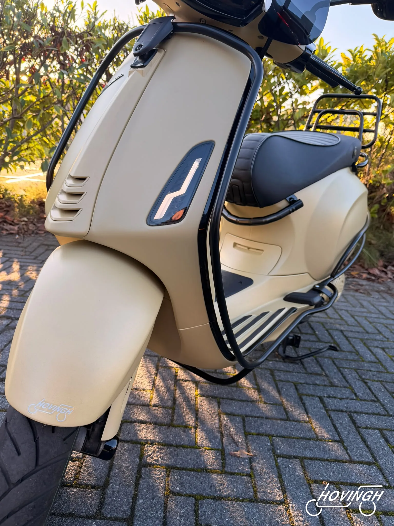 Vespa Sprint Custom paint 2021 zwart voorkant aanzicht geel kenteken