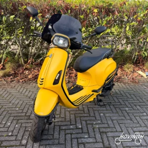 Vespa Sprint Mat Geel 2017 zwart — voorkant geel kenteken te koop bij Hovingh Scooters Groningen