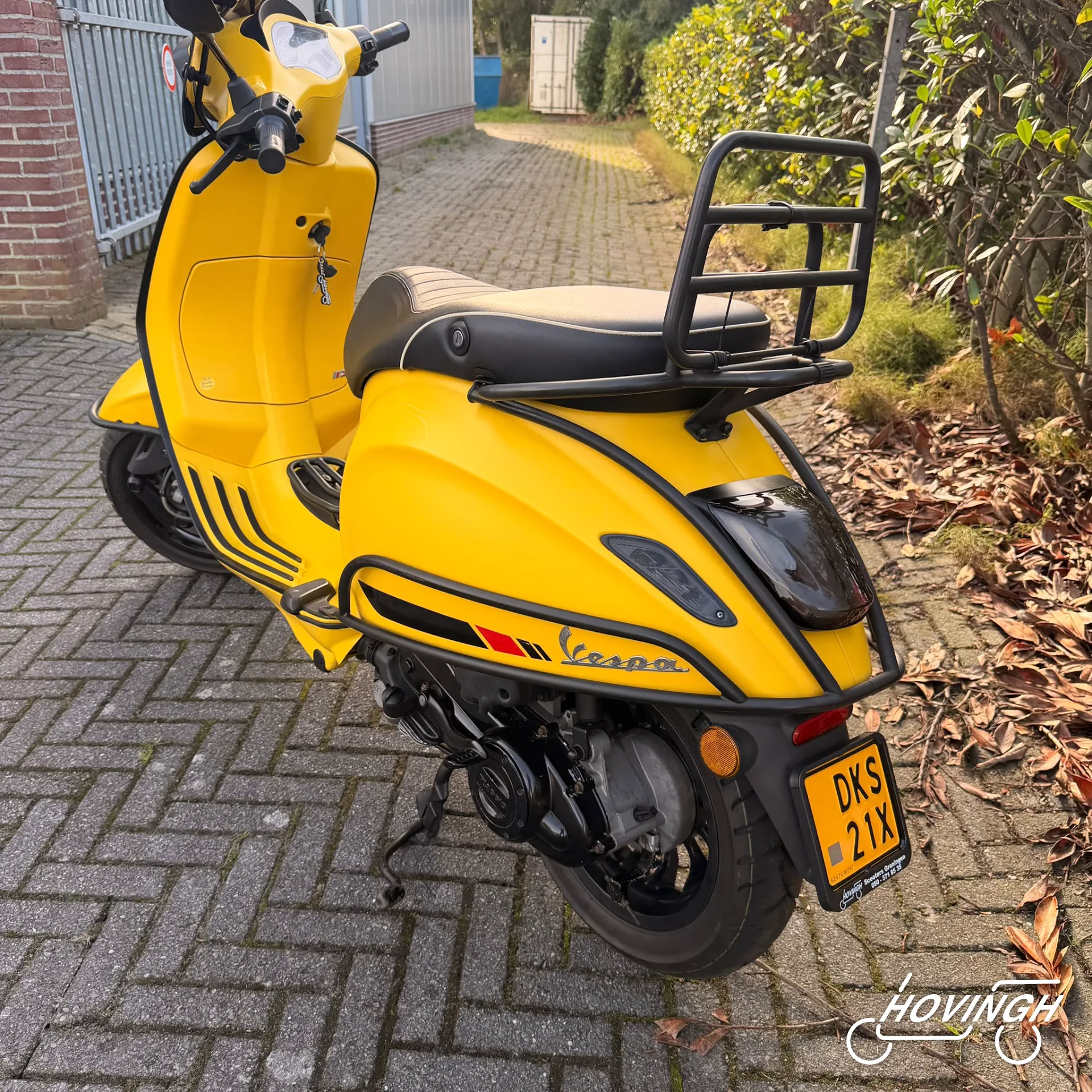 Vespa Sprint Mat Geel 2017 zwart schuine achterkant links