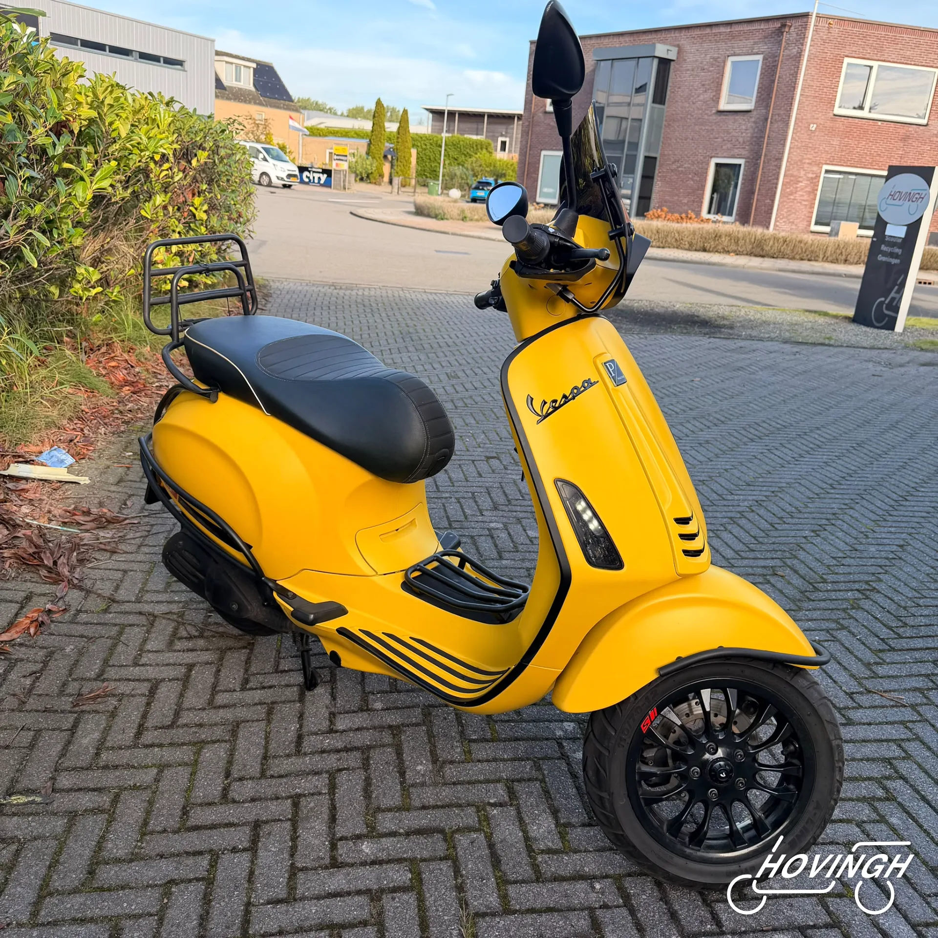 Vespa Sprint Mat Geel 2017 zwart schuine voorkant rechts geel kenteken