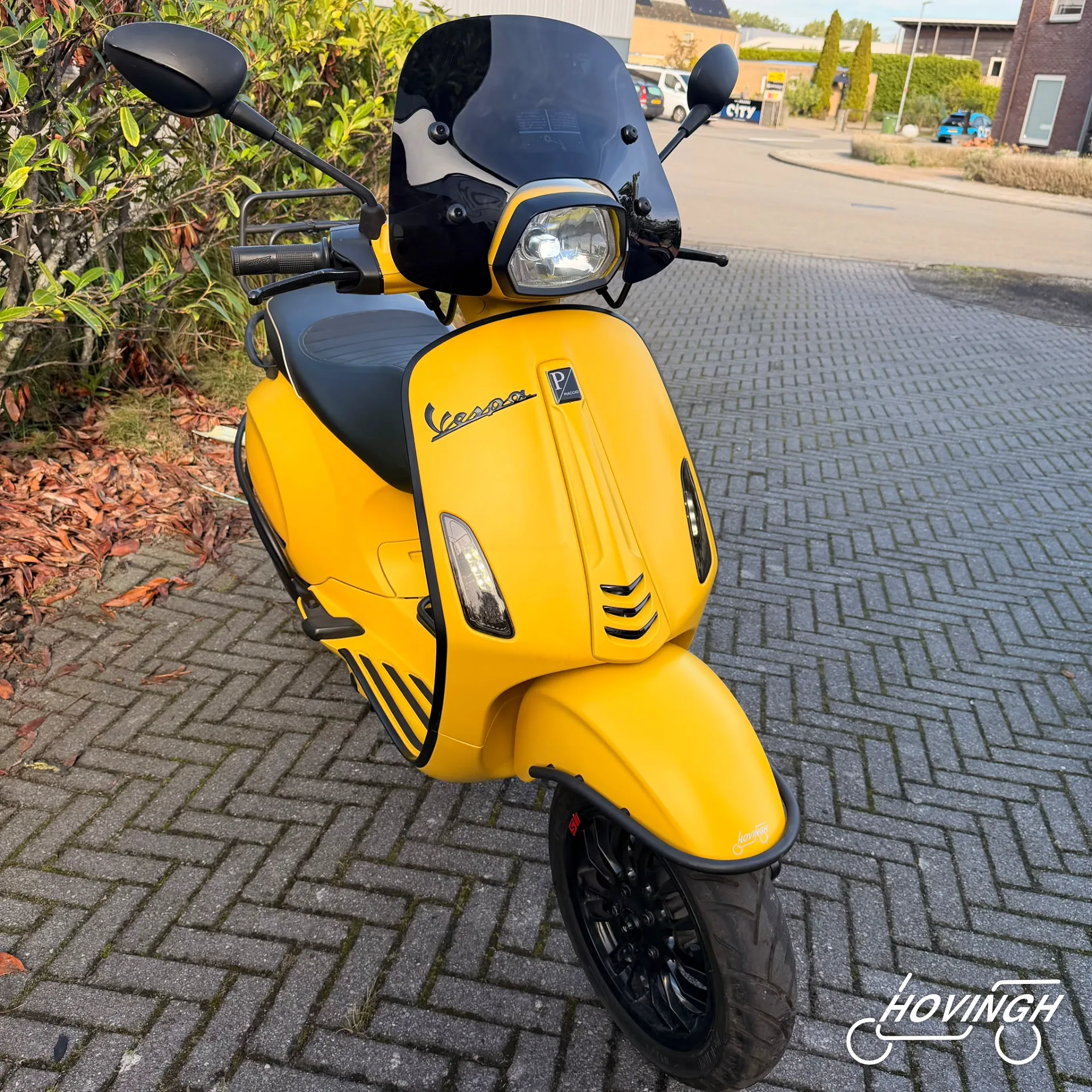 Vespa Sprint Mat Geel 2017 zwart schuine voorkant rechts geel kenteken (2)