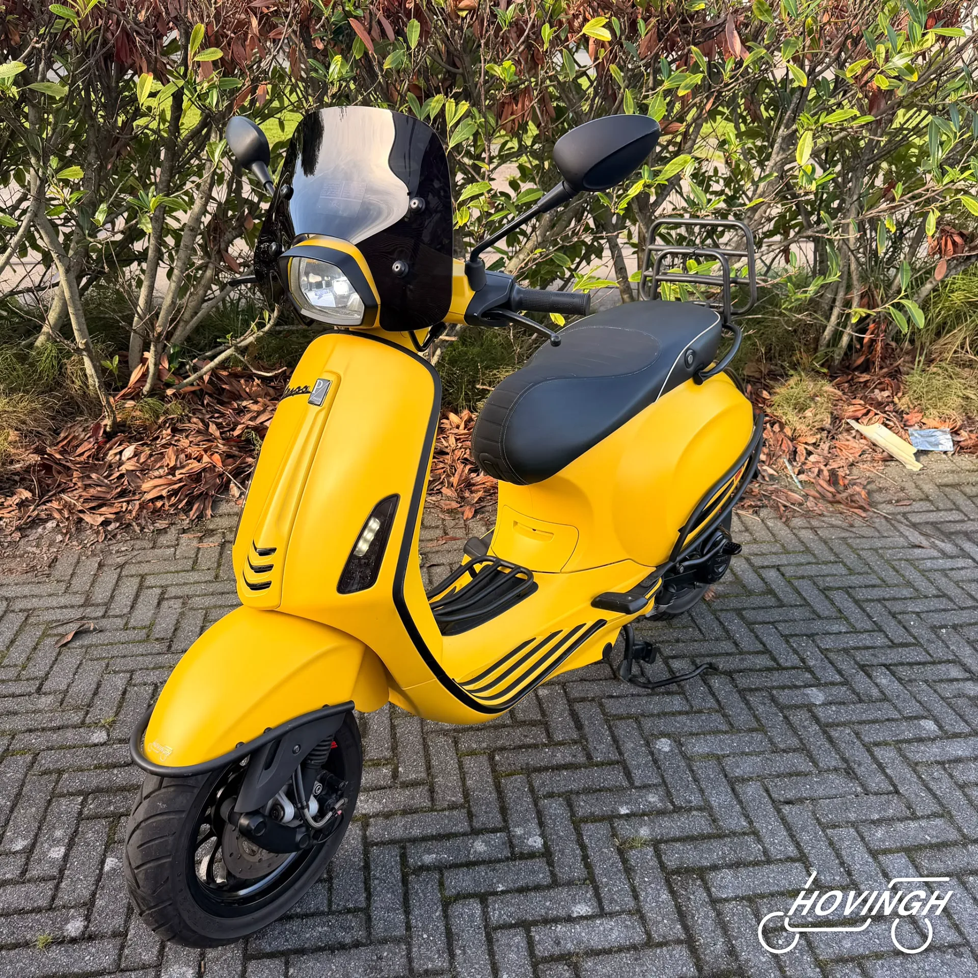 Vespa Sprint Mat Geel 2017 zwart schuine voorkant links geel kenteken