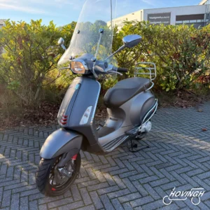Vespa Sprint 2018 mat grijs — voorkant geel kenteken te koop bij Hovingh Scooters Groningen
